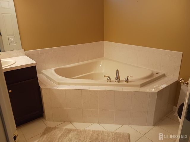 6 Holly Manor Court, Helmetta, NJ 08828