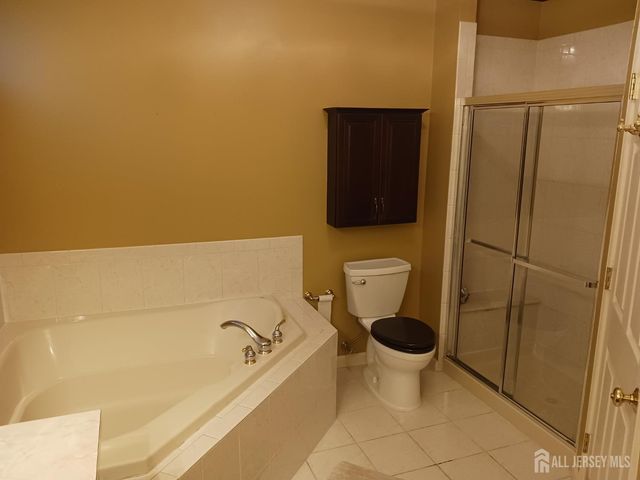 6 Holly Manor Court, Helmetta, NJ 08828