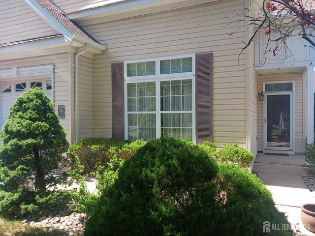 6 Holly Manor Court, Helmetta, NJ 08828