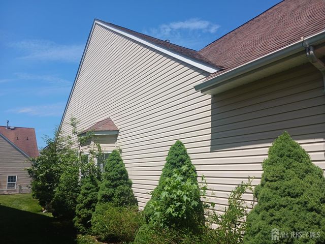 6 Holly Manor Court, Helmetta, NJ 08828
