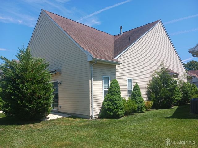 6 Holly Manor Court, Helmetta, NJ 08828