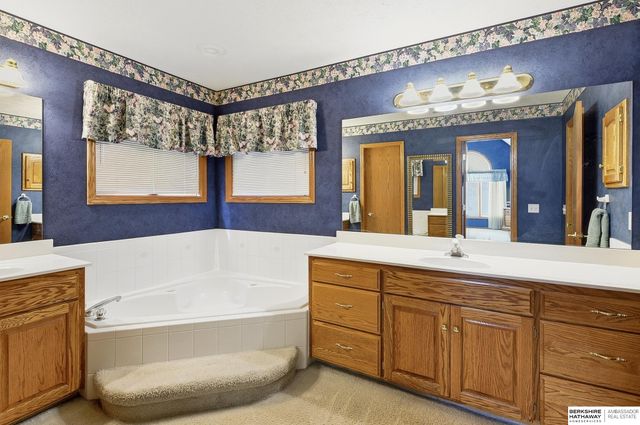 14016 Browne Circle, Omaha, NE 68164