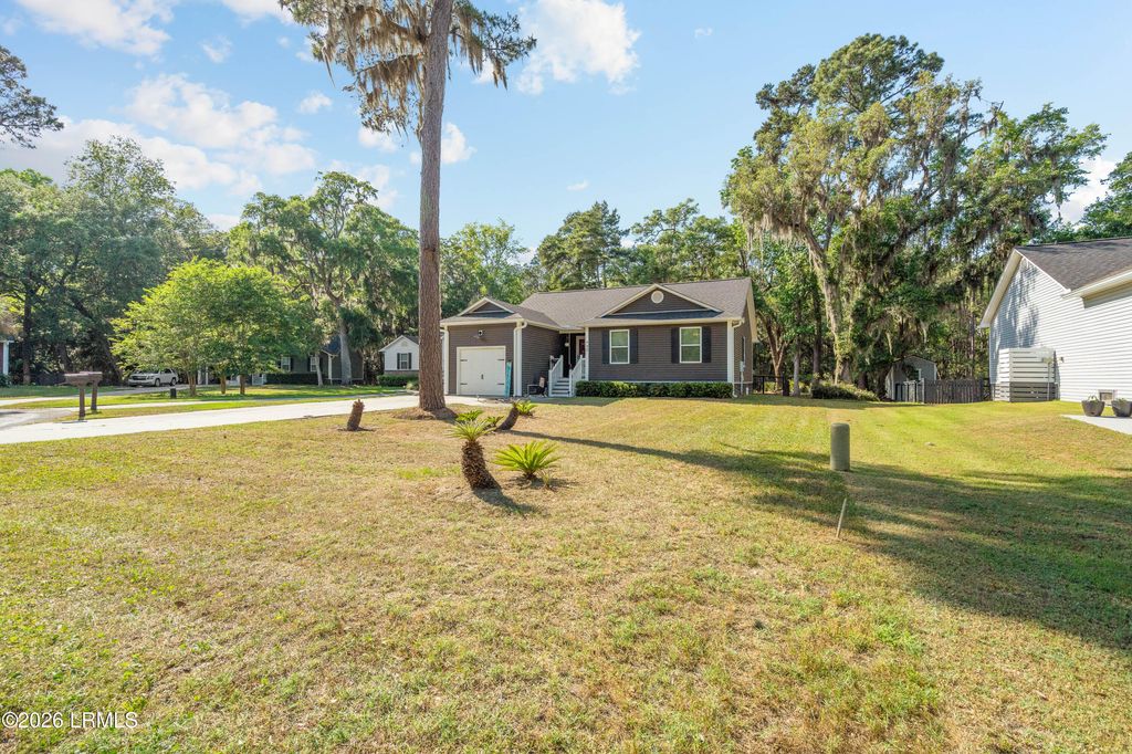 42 Canopy Lane, St. Helena Island, SC 29920