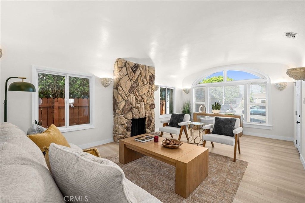 Image 10 of property listing at 2115 S Redondo, Los Angeles, CA 90016