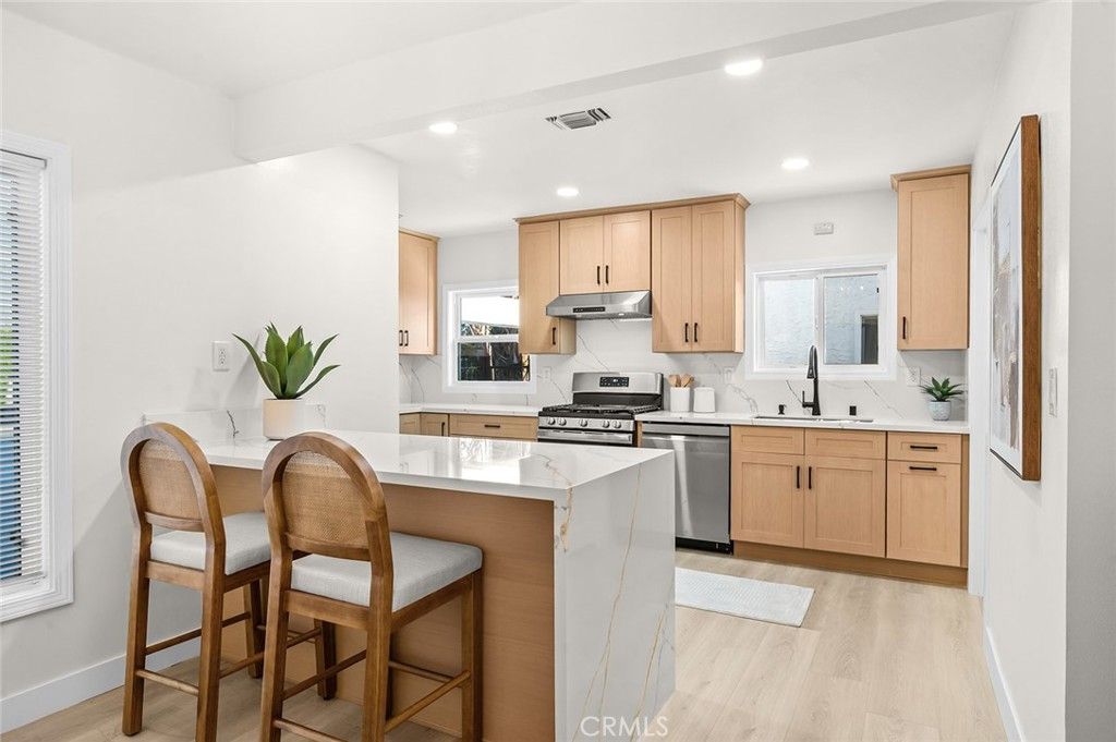 Image 14 of property listing at 2115 S Redondo, Los Angeles, CA 90016