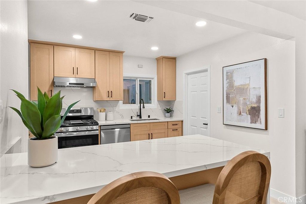 Image 15 of property listing at 2115 S Redondo, Los Angeles, CA 90016