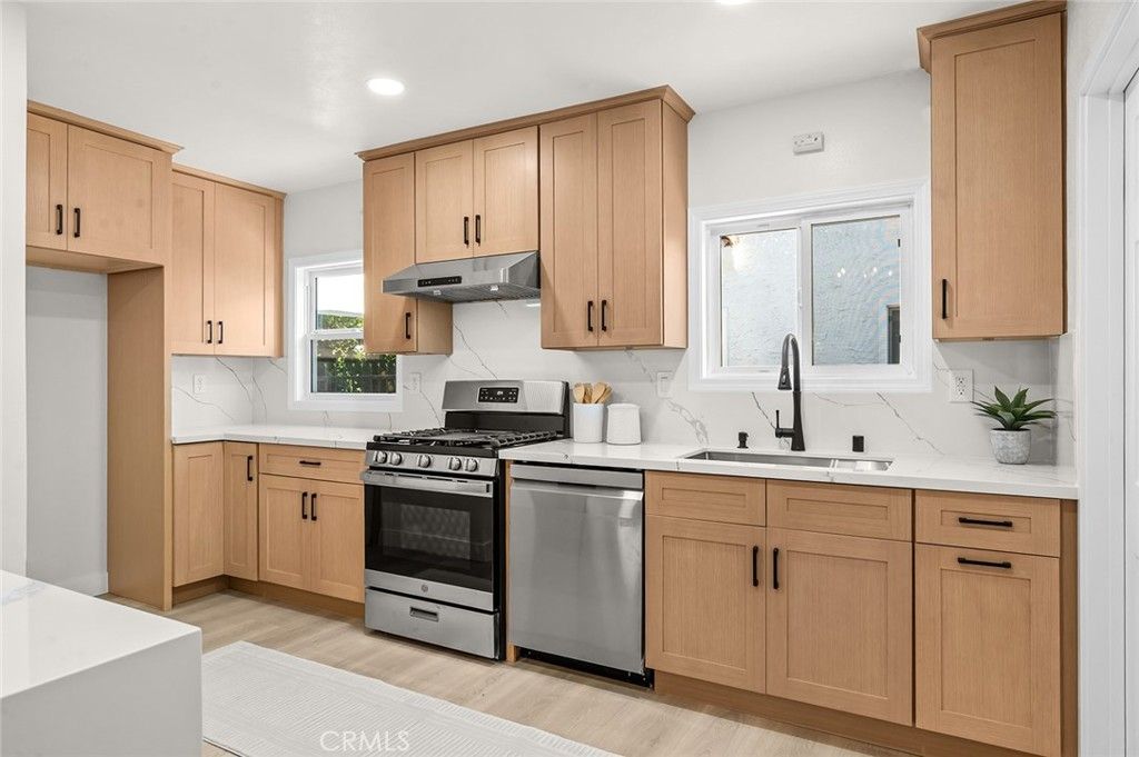 Image 16 of property listing at 2115 S Redondo, Los Angeles, CA 90016
