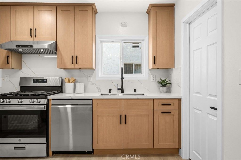 Image 17 of property listing at 2115 S Redondo, Los Angeles, CA 90016
