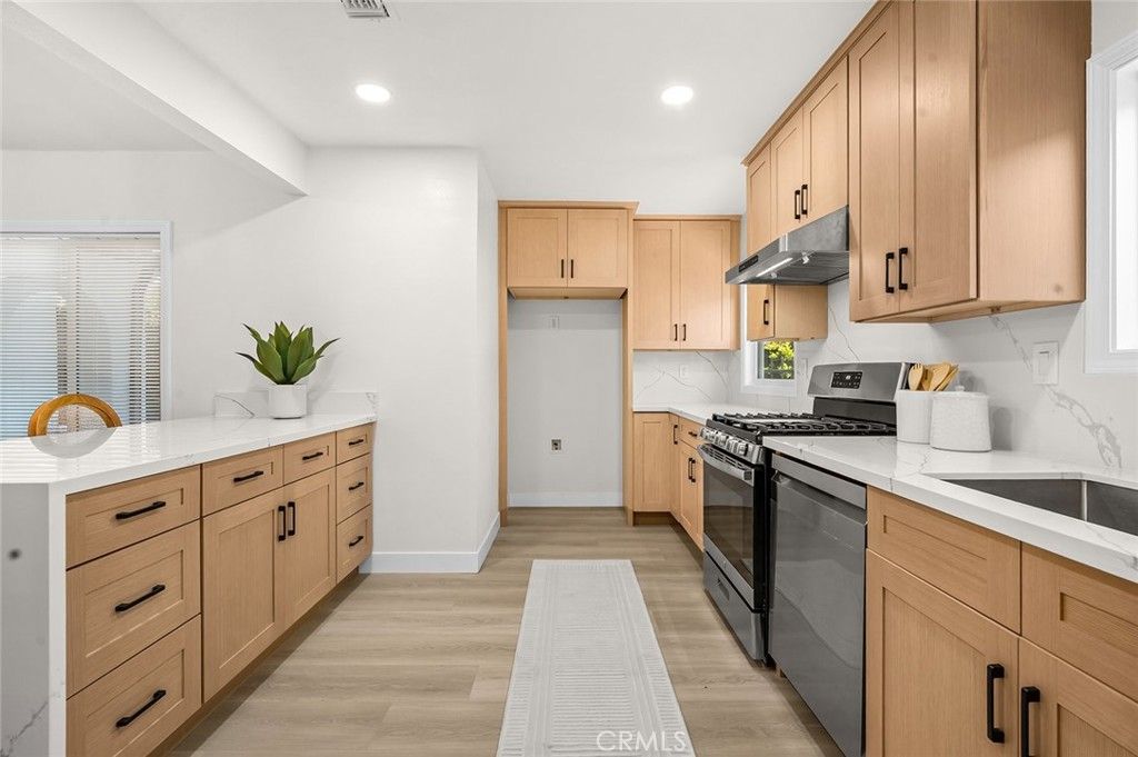 Image 18 of property listing at 2115 S Redondo, Los Angeles, CA 90016