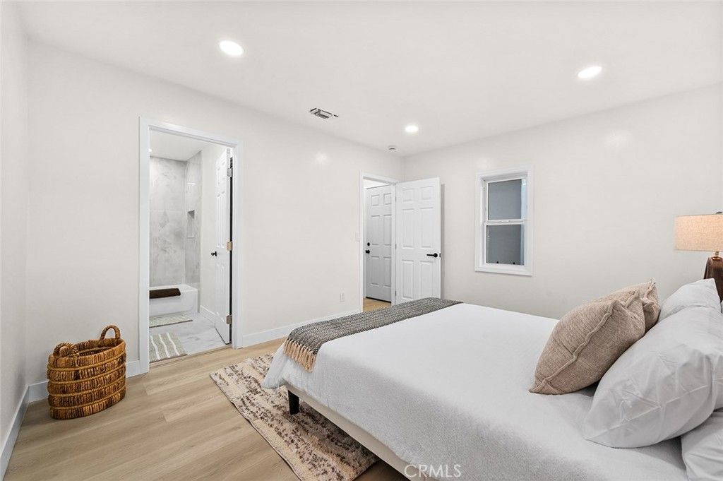 Image 23 of property listing at 2115 S Redondo, Los Angeles, CA 90016