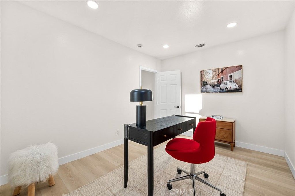 Image 28 of property listing at 2115 S Redondo, Los Angeles, CA 90016