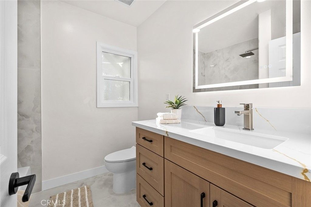 Image 31 of property listing at 2115 S Redondo, Los Angeles, CA 90016