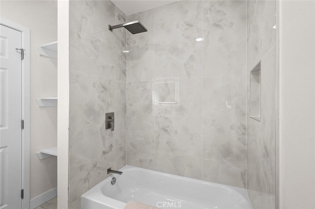 Image 32 of property listing at 2115 S Redondo, Los Angeles, CA 90016