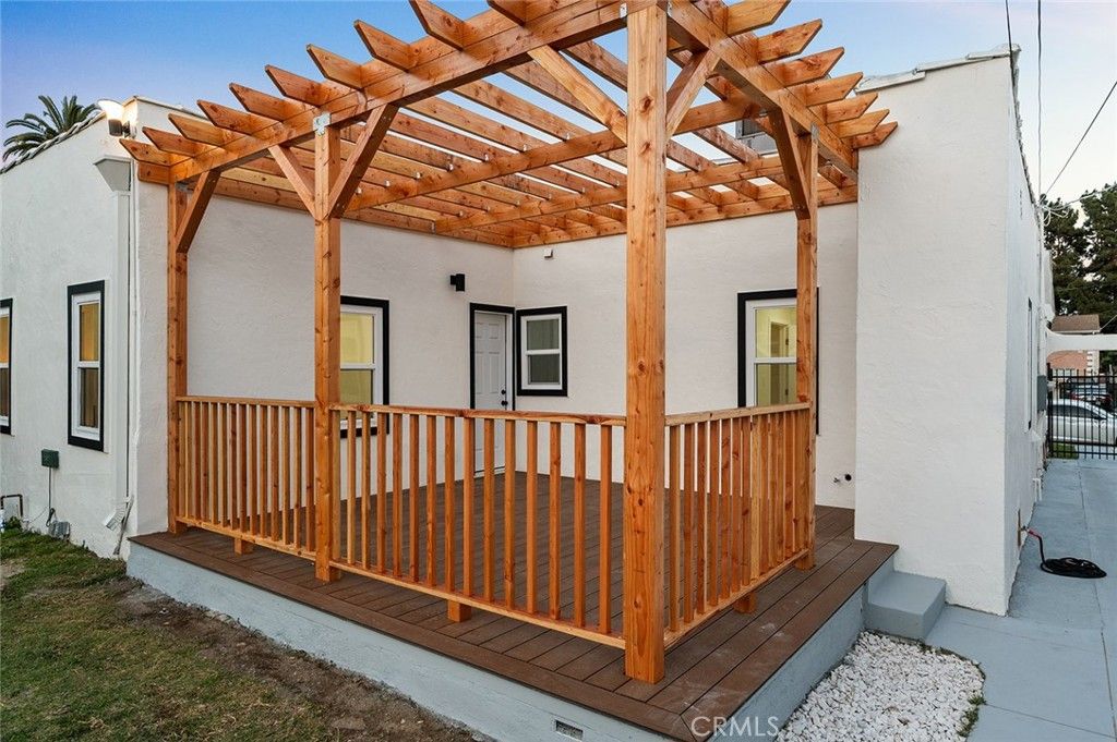 Image 38 of property listing at 2115 S Redondo, Los Angeles, CA 90016