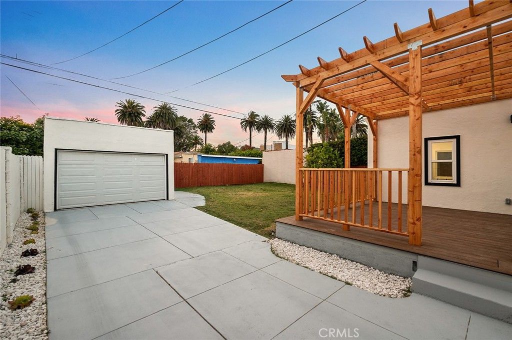Image 39 of property listing at 2115 S Redondo, Los Angeles, CA 90016