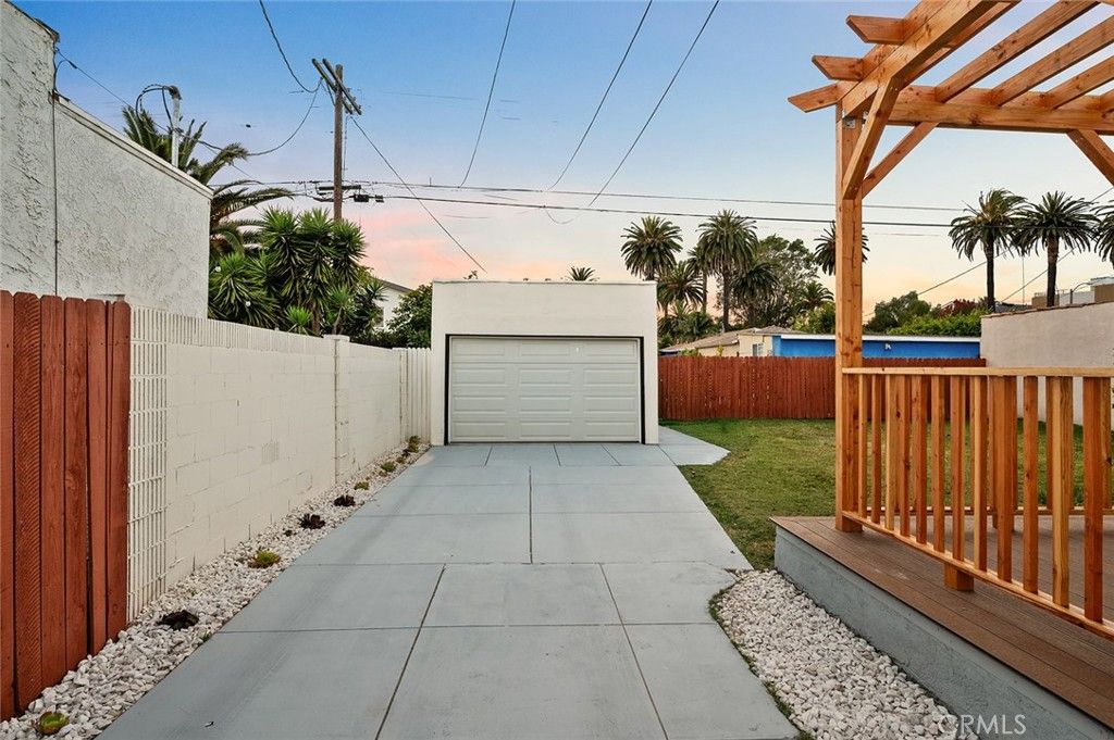 Image 40 of property listing at 2115 S Redondo, Los Angeles, CA 90016