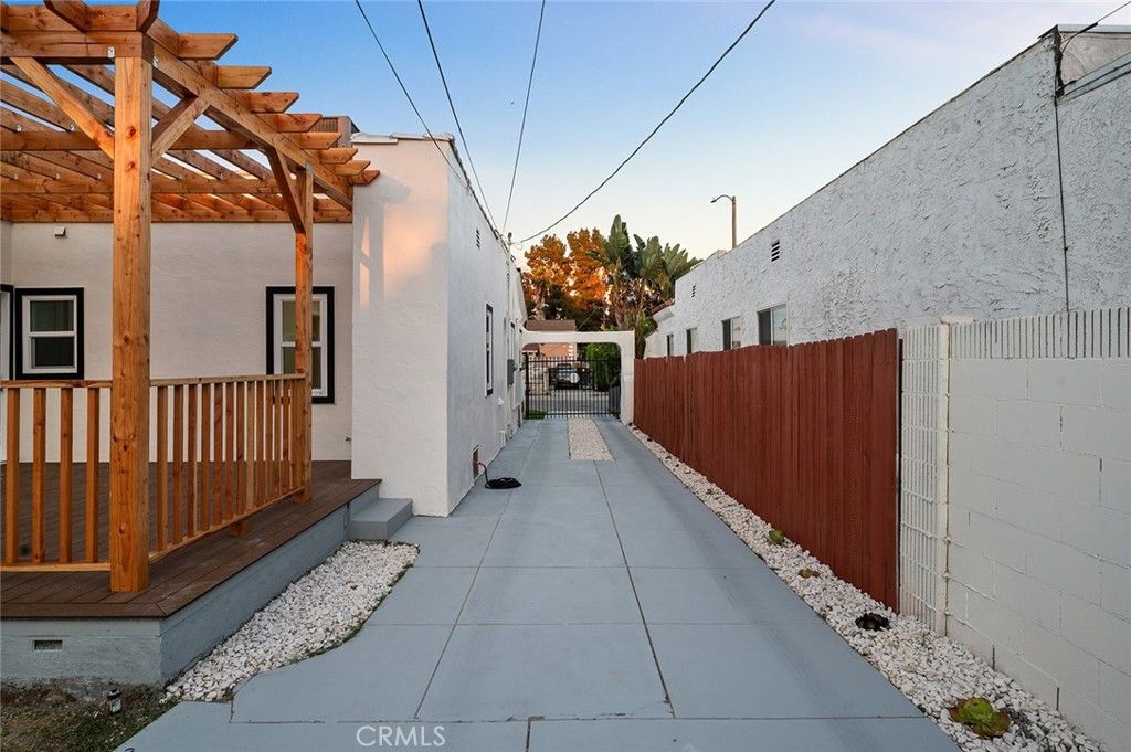 Image 41 of property listing at 2115 S Redondo, Los Angeles, CA 90016