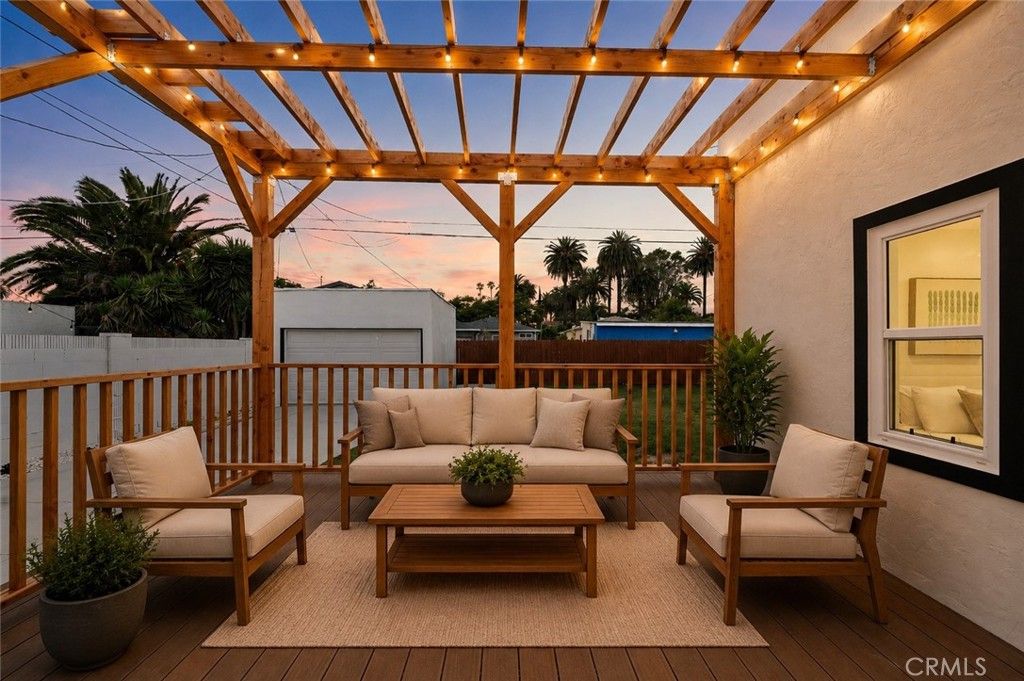 Image 42 of property listing at 2115 S Redondo, Los Angeles, CA 90016