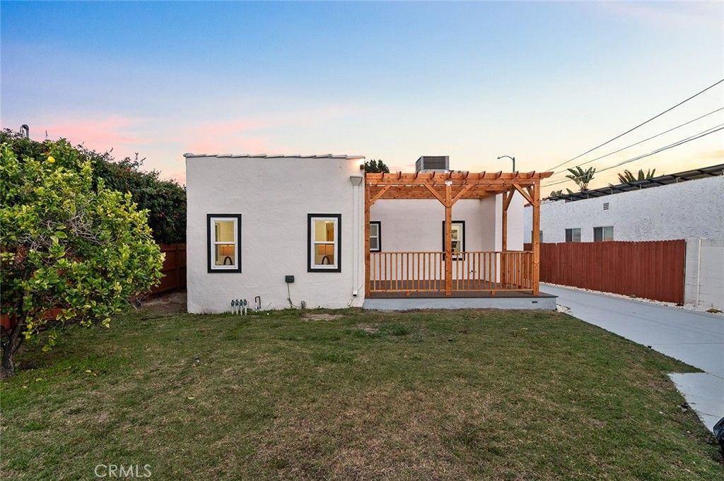 Image 45 of property listing at 2115 S Redondo, Los Angeles, CA 90016