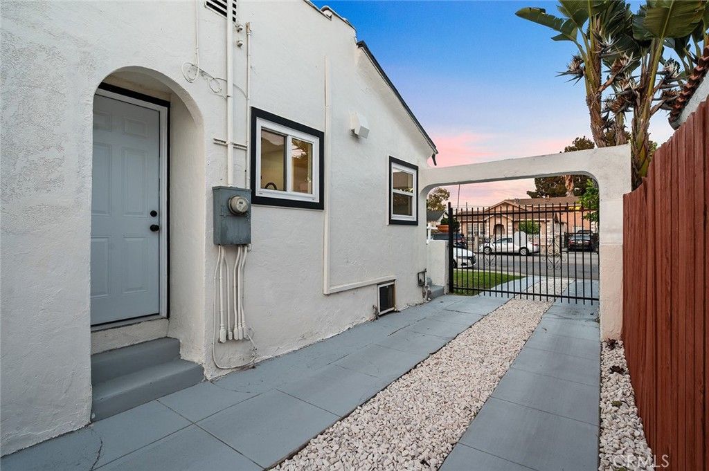 Image 47 of property listing at 2115 S Redondo, Los Angeles, CA 90016