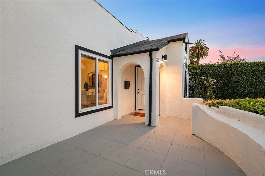 Image 5 of property listing at 2115 S Redondo, Los Angeles, CA 90016