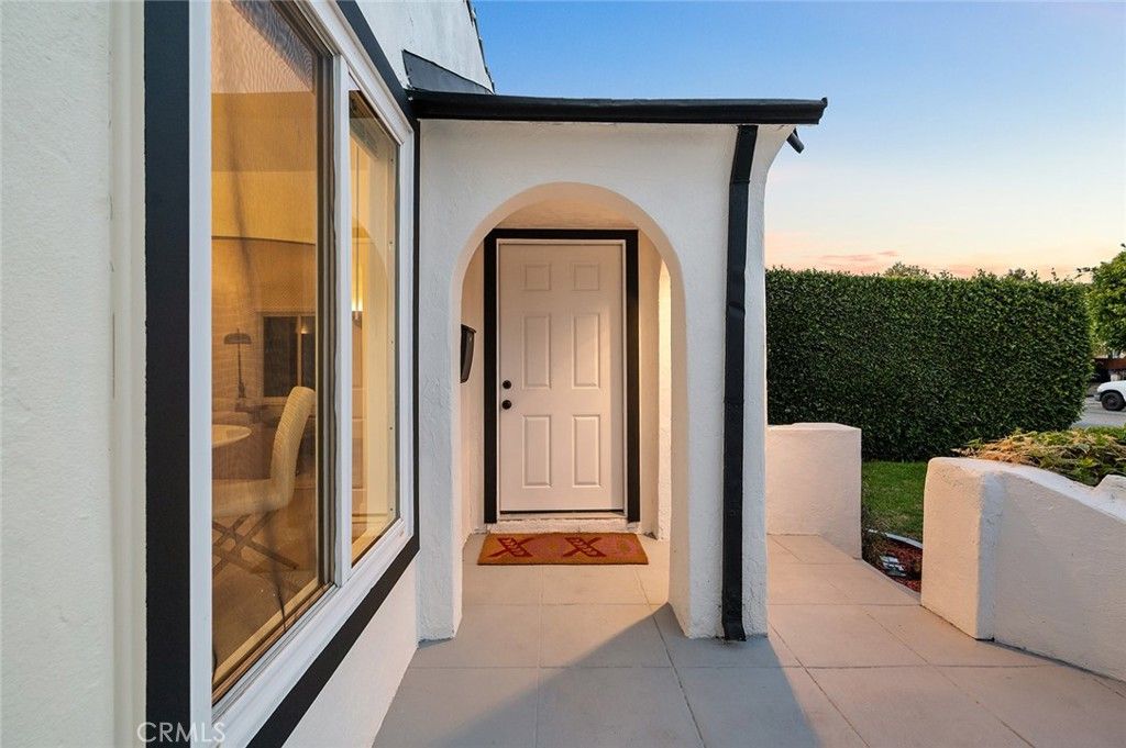 Image 6 of property listing at 2115 S Redondo, Los Angeles, CA 90016