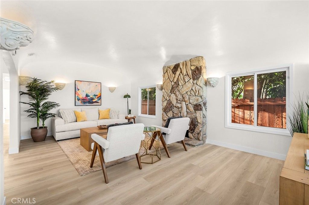 Image 7 of property listing at 2115 S Redondo, Los Angeles, CA 90016