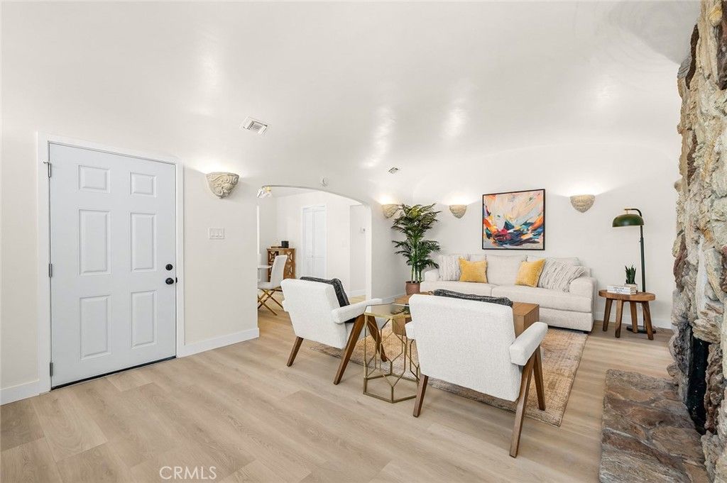 Image 8 of property listing at 2115 S Redondo, Los Angeles, CA 90016