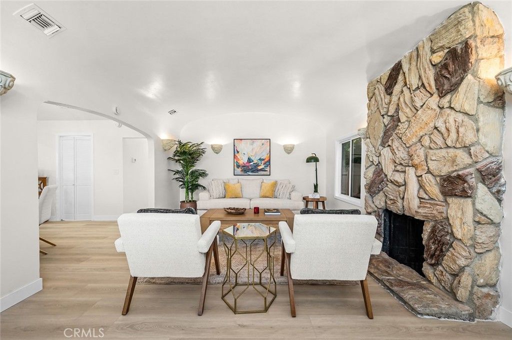 Image 9 of property listing at 2115 S Redondo, Los Angeles, CA 90016