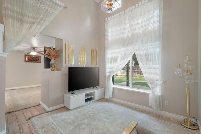 9502 Village Tree Dr, Elk Grove, CA 95758