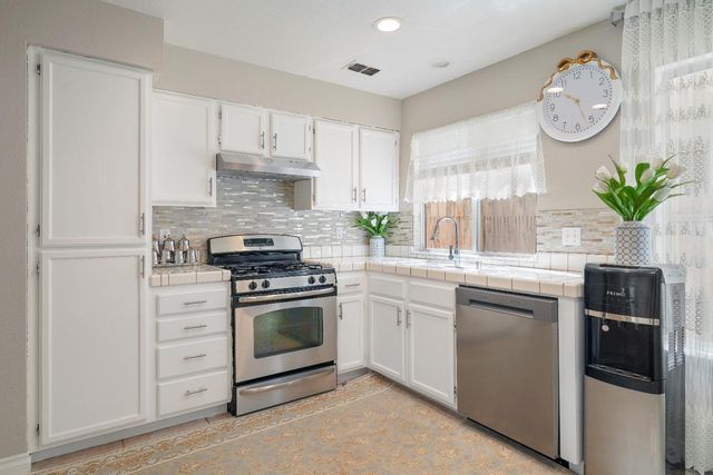 9502 Village Tree Dr, Elk Grove, CA 95758