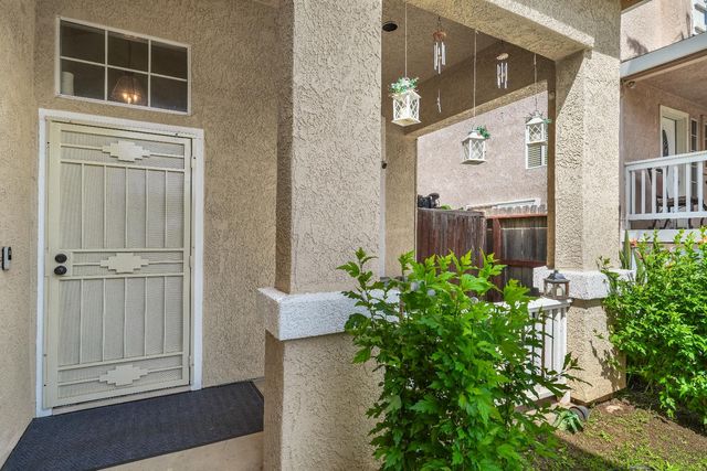 9502 Village Tree Dr, Elk Grove, CA 95758