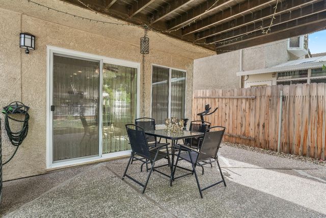 9502 Village Tree Dr, Elk Grove, CA 95758