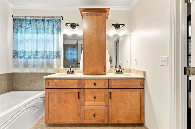 6726 N Charleston Drive, Kansas City, MO 64119
