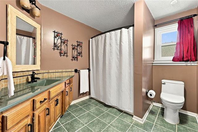 6726 N Charleston Drive, Kansas City, MO 64119