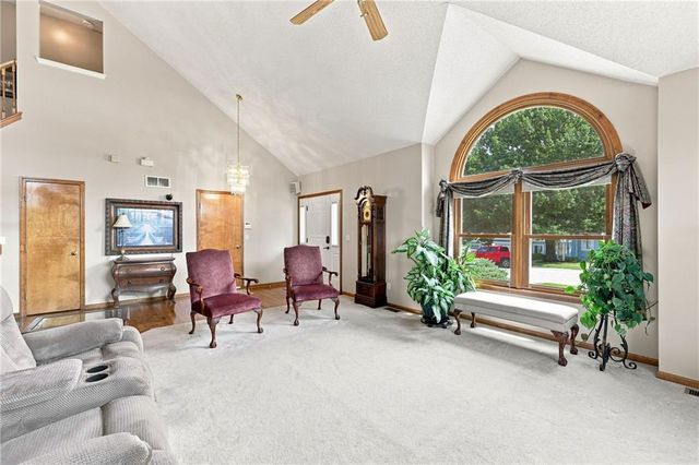 6726 N Charleston Drive, Kansas City, MO 64119