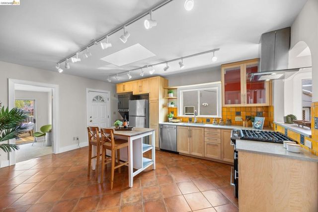 6100 6100 Majestic Ave, Oakland, CA 94605