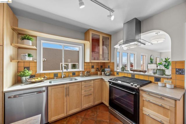 6100 6100 Majestic Ave, Oakland, CA 94605