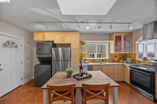 6100 6100 Majestic Ave, Oakland, CA 94605