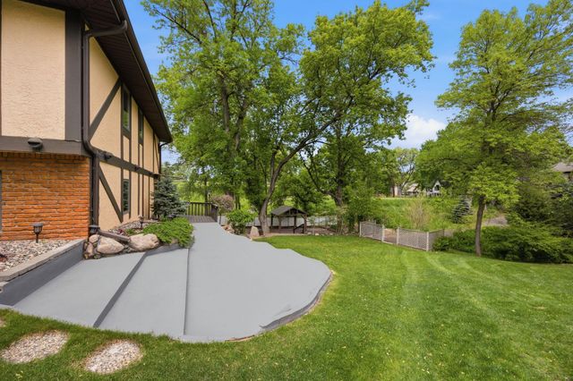 5724 Auto Club Circle, Bloomington, MN 55437