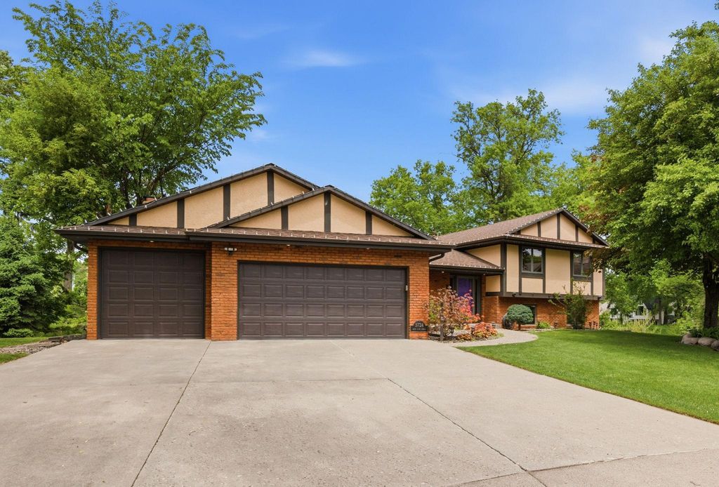 5724 Auto Club Circle, Bloomington, MN 55437