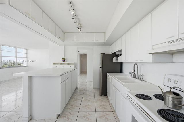 11930 N Bayshore Dr 609, North Miami, FL 33181