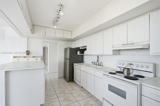 11930 N Bayshore Dr 609, North Miami, FL 33181