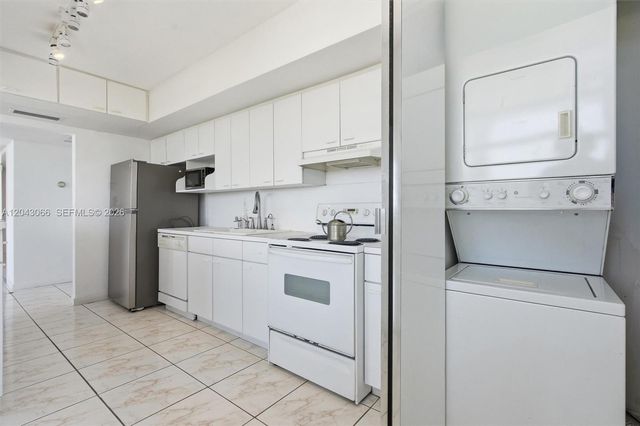 11930 N Bayshore Dr 609, North Miami, FL 33181