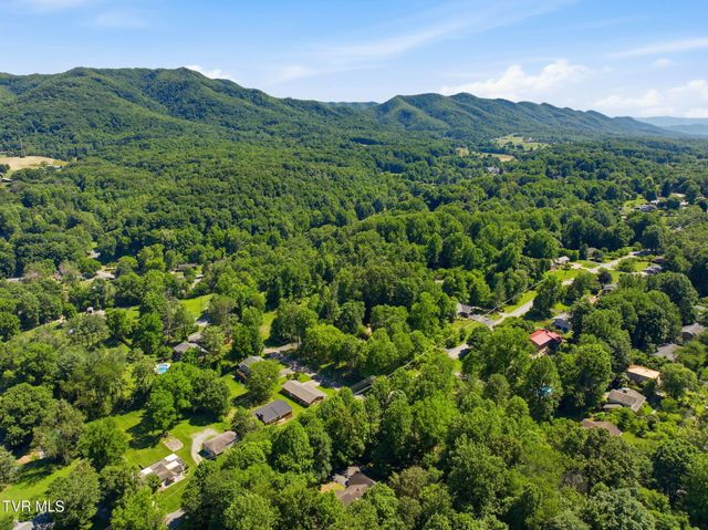 914 Ridgecrest Road, Johnson City, TN 37604