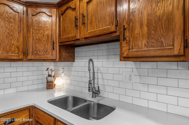 481 Meadow Lake Dr, Taylorsville, KY 40071