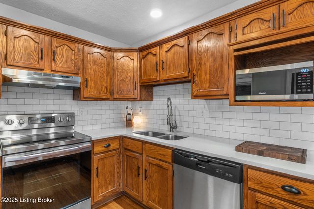 481 Meadow Lake Dr, Taylorsville, KY 40071