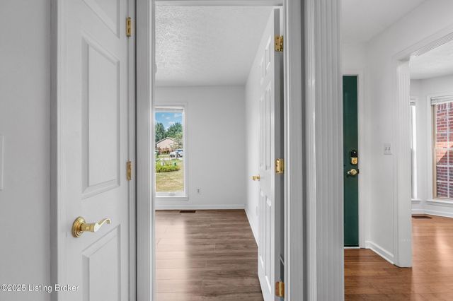 481 Meadow Lake Dr, Taylorsville, KY 40071