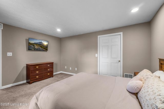 481 Meadow Lake Dr, Taylorsville, KY 40071