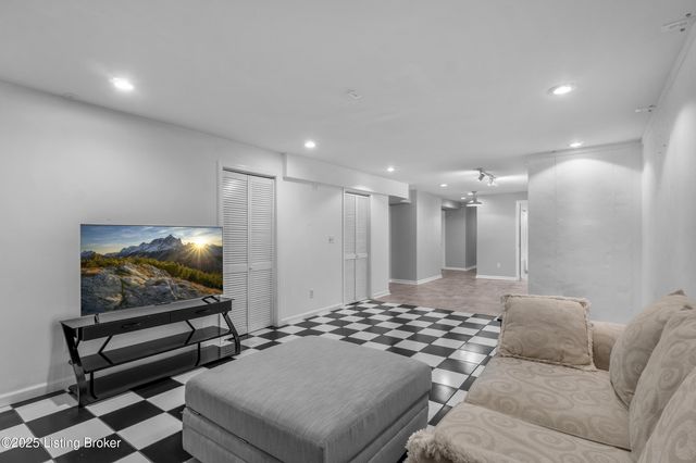 481 Meadow Lake Dr, Taylorsville, KY 40071